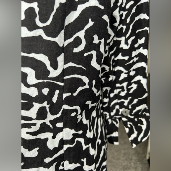 5/$25 East 5th linen blend black and white animal like print blouse size medium - Picture 6 of 11